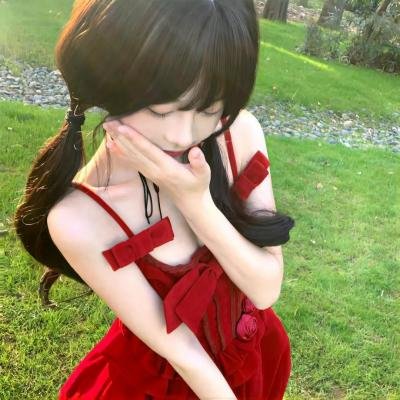 戴流苏耳环的少女